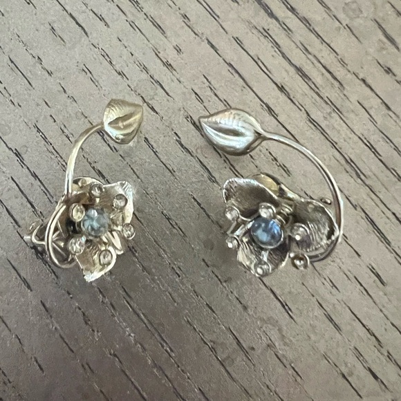Vintage Jewelry - Vintage Silver Floral Stud Earrings with Sparkling Stones